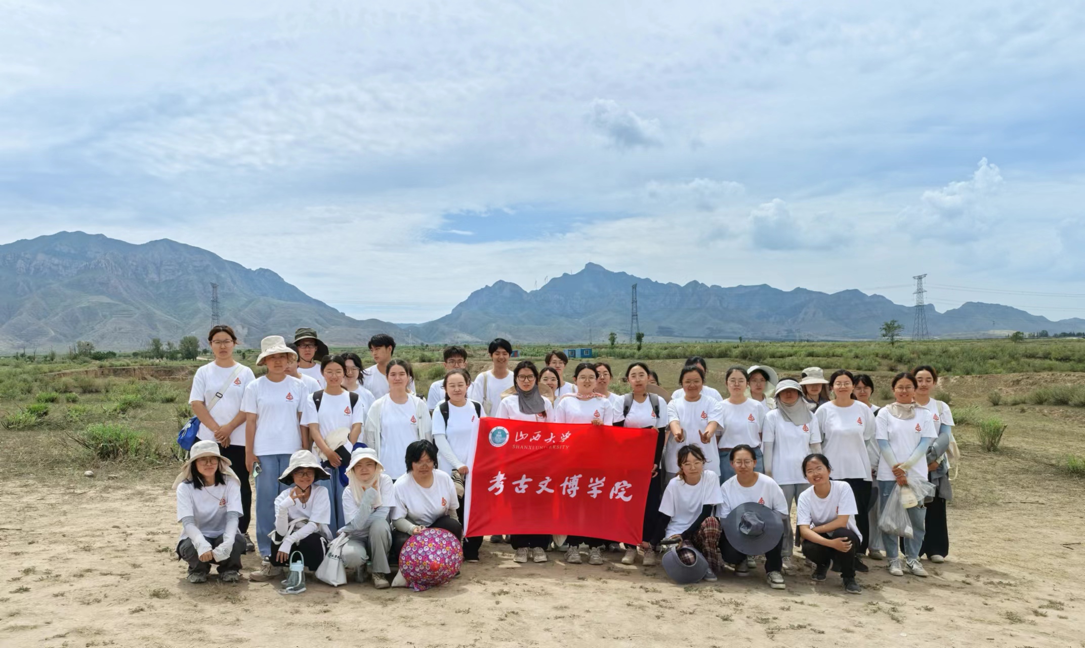 7山西大学2022级考古专业学生在吉家庄遗址合影.jpg