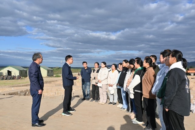 4黄桂田校长调研我校大同吉家庄田野考古实践教学基地.jpg